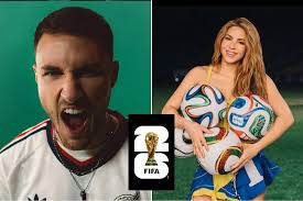 Santiago Giménez hace un Piqué: ya baila con Shakira