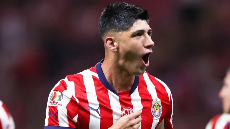 ¡Puligol vuelve a vestir de rojiblanco! Alan Pulido reaparece con Chivas